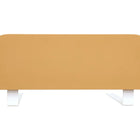 Eine minimalistische Bank mit einer rechteckigen Sitzfläche aus hellbraunem Stoff und zwei weißen L-förmigen Beinen - perfekt neben einem Kinderbett oder in Kombination mit dem KraftKids Bettschutzgitter Rausallschutz in braun karamellbraun für einen sicheren Schlaf der Kinder.