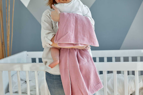 Babydecke Musselin – Rosa, Lifestyleansicht