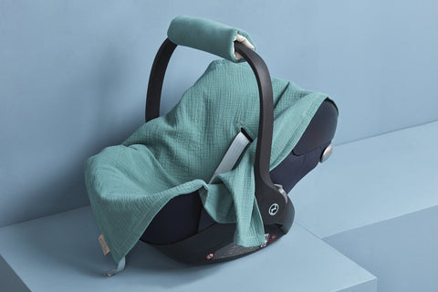 Babydecke für Babyschale Sommer aus Musselin – nilblau, Anwendung