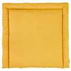 Eine rechteckige, gepolsterte Wickelauflage Leinen gelb senfgelb von KraftKids mit hochgezogenen Kanten und gelbem Stoff, von oben gezeigt.