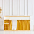 Ein minimalistisches Kinderbett mit KraftKids Hochbettvorhänge Set 2+1 Leinen gelb senfgelb für Kura Bett steht vor einer weiß getäfelten Wand, daneben eine geflochtene Vase mit Pampasgras und zwei Holzhocker auf dem weißen Boden.
