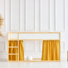 Ein minimalistisches Kinderetagenbett im Stil eines IKEA Kura mit KraftKids Hochbettvorhänge Set 2+1 Leinen in Senfgelb steht vor einer weiß getäfelten Wand. Eine geflochtene Vase mit Pampasgras und zwei Holzhocker stehen auf dem weißen Boden.