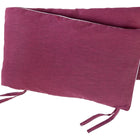 Zwei rechteckige, kastanienbraune Sitzkissen von KraftKids mit dem Namen "Bettumrandung Nestchen Leinen magenta dunkel", die mit Stoffbändern versehen sind, liegen leicht schief auf einem weißen Hintergrund.