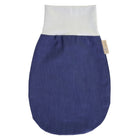 Der KraftKids Strampelsack Frühling Sommer Leinen in blau/dunkelblau ist ein ovaler Babyschlafsack mit einem weichen, hellgrauen, dehnbaren Oberteil und einem beigen Seitenanhänger, der dafür sorgt, dass sich Kleinkinder in warmen Nächten wohlfühlen.