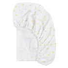 Das KraftKids Spannbettlaken Musselin gelbe Zitronen ist ein weißes Bettlaken mit gelben Zitronenaufdrucken und elastischen Rändern - weich, stilvoll und ideal als Kleinkinder-Bettlaken.