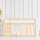 Ein minimalistisches Kinderspielhaus mit hellem Holzrahmen, KraftKids Hochbettvorhänge Set 2+1 Musselin Kirschen für das Kura Bett und seitlichen Stufen. Zwei Holzhocker und eine hohe Vase mit Pampasgras vervollständigen das weiß getäfelte Zimmer.