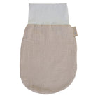 Der KraftKids Strampelsack Herbst Winter Musselin beige ist ein Babywickelsack mit einem weichen, weißen, dehnbaren Oberteil, einem strukturierten Körper und einem seitlichen Stoffanhänger, der auf einem weißen Hintergrund abgebildet ist. Ideal für kuscheligen Komfort während der kühleren Jahreszeiten.