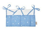 Die KraftKids Betttasche abgerundete Dreiecke weiß auf Blau ist eine blau-weiße Stoff-Betttasche, handgefertigt für das Kinderzimmer, mit drei oberen Bändern und einem blauen Unterteil mit weißen Dreiecken sowie einem einfarbig weißen Oberteil.