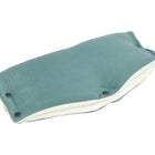 Der KraftKids Kinderwagenmuff Musselin nilblau ist ein handgenähter, tealfarbener Kinderwagenmuff mit weißem Futter und schwarzen Druckknöpfen, der die Hände bei Spaziergängen warm hält.