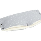 Der KraftKids Kinderwagenmuff Musselin grau Pusteblumen ist ein rechteckiger, hellgrauer Kinderwagenmuff mit zartem weißem Pusteblumenmuster und schwarzen Druckknöpfen, der mit einem weichen cremefarbenen Fleece gefüttert ist.