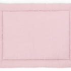 Eine rechteckige KraftKids Krabbeldecke Musselin goldene Punkte auf Rosa mit leicht erhöhtem Rand und dezenten goldenen Punkten, gefüllt mit weichem Polyestervlies, ist von oben auf weißem Hintergrund zu sehen.