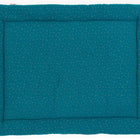 Eine quadratische Krabbeldecke Musselin goldene Punkte auf Petrol von KraftKids, gepolstert mit Polyestervlies, zeigt goldene Punkte auf tealem Stoff und ist von oben nach unten abgebildet.