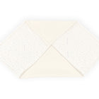 Eine weiße Babydecke mit goldenen Punkten von KraftKids, "Decke für Babyschale Winter Musselin goldene Punkte auf Weiß", ist cremefarben und rautenförmig mit zwei gefalteten Ecken auf weißem Hintergrund abgebildet.