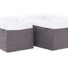 Zwei rechteckige KraftKids Körbchen Musselin in dunkelgrau mit goldenen Punkten und einem weißen Rand, perfekt für die Organisation auf dem Wickeltisch, auf einem weißen Hintergrund gezeigt.