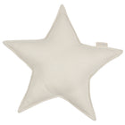 Das KraftKids Sternkissen Leinen leicht grünes Weiß ist ein weiches, sternförmiges Kissen in dezentem Grün-Weiß, das mit einem kleinen Stoffanhänger versehen ist - perfekt, um jedem Kinderzimmer einen gemütlichen Charme zu verleihen. Abgebildet auf einem einfarbig weißen Hintergrund.