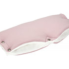 Der KraftKids Kinderwagenmuff Doppelkrepp Rosa ist ein handgenähter, rechteckiger, hellrosa-weißer Kinderwagenmuff mit Druckknöpfen an der Seite zum Warmhalten, der auf weißem Grund liegt.