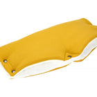 Der KraftKids Kinderwagenmuff Doppelkrepp Gelb Senf ist ein handgenähter gelb-weißer Kinderwagenmuff mit Metallnoppen, strukturierter Oberfläche, weichem Fleece-Futter und leicht gebogener Form.