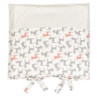 Der KraftKids Bezug für Wickeltischauflage zeigt kleine grau-orange Rehkitze auf weißem Stoff mit kleinen grauen Punkten, hat einen gefalteten Look und zwei sichtbare Bindebänder an der Unterseite.