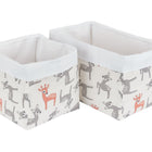 Zwei rechteckige KraftKids Aufbewahrungskörbchen "kleine Rehkitze grau orange auf Weiß" aus Baumwolle mit weißen Rändern und fröhlichem Kitz-Muster, nebeneinander platziert.