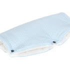 Der KraftKids Kinderwagenmuff kleine Blätter hellblau auf Weiß hat ein gemustertes hellblaues Blattmuster auf weißem Grund, weißes Fleecefutter und schwarze Druckknöpfe - ideal, um die Hände warm zu halten.