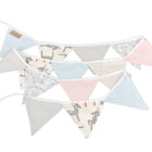 Die KraftKids Wimpelkette "kleine Blätter und kleine Rehkitze" aus Baumwolle mit pastellblauen, rosa und grauen Mustern sowie niedlichen Rehkitzen ist die perfekte Deko fürs Kinderzimmer.