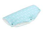 Der KraftKids Kinderwagenmuff weiße Pfeile auf Mint ist ein aquablauer Handsack mit weißem Pfeildesign, Metalldruckknöpfen und weichem weißen Futter, das die Hände bei kühlen Spaziergängen warm hält.