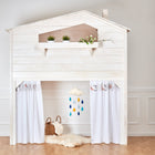 Die Hochbettvorhänge "kleine Rehkitze grau orange auf Weiß" von KraftKids, gepaart mit einem weißen Spielhausbett, Topfpflanzen, einem flauschigen Teppich, einem Weidenkorb und einer Wolkenwanddekoration ergeben einen gemütlichen Raum.