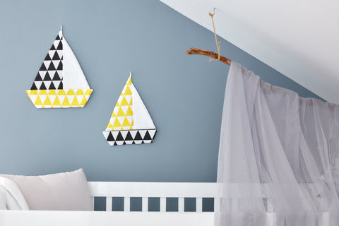 Segelboot gelbe Dreiecke