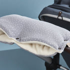 Der KraftKids Kinderwagenmuff Musselin grau Punkte mit einem weichen cremefarbenen Innenfutter hält die Hände am Kinderwagen warm und kuschelig. Hergestellt aus 100% Baumwolle für Komfort beim Schieben.