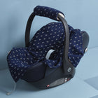 Eine marineblaue Babyschale mit weißem Ankermuster sitzt auf einer hellblauen Fläche. Darin passt die KraftKids Babydecke für Babyschale Sommer Musselin dunkelblau Anker perfekt und bietet Komfort und sichere Gurtöffnungen für Ihr Baby.