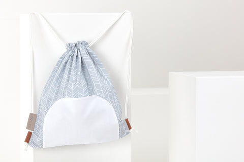 Turnbeutel weiße Feder Muster auf Grau