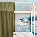 Ein Bett mit Holzrahmen und dem Baldachin KraftKids Bettbaldachin Doppelkrepp Grün Herbstgrün vor einer Wandmalerei mit schwimmenden Walen in Blau und Grau.