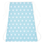 Der KraftKids Sonnensegel weiße Diamante auf Pastell Blau besteht aus einem weichen Baumwollstoff mit weißem Rautenmuster auf pastellblauem Grund, inspiriert von Sonnenschutz Baby-Textilien, und wurde für Komfort und Stil entworfen.