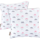 Zwei quadratische weiße KraftKids Kissenbezüge "Schnurrbart auf Blau Unigrau" sind mit einem verspielten Schnurrbartmuster versehen, ideal für Kinder und eine charmante Ergänzung jeder Kinderbettwäschekollektion.