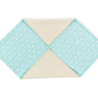 Die KraftKids Decke für Babyschale Winter zeigt weiße Pfeile auf blauem Stoff, ist an den Ecken gefaltet und offenbart eine beige Unterseite, alles präsentiert auf weißem Hintergrund.