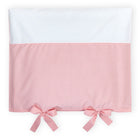 Der Bezug für Wickeltischauflage weiße Punkte auf Koralrosa von KraftKids besteht aus 100% Baumwolle, hat ein weißes Oberteil, ein korallrosafarbenes Unterteil mit weißen Punkten, zwei rosa Schleifen und ist bei 40°C waschbar.