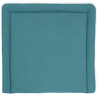 Die Wickelauflage Musselin nilblau von KraftKids ist eine quadratische tealfarbene Wickelauflage mit glatter Mitte und erhöhtem Rand, die sowohl Komfort als auch Stil für moderne Kinderzimmer bietet.