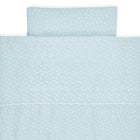 Das KraftKids Bettwäscheset Musselin mint Pusteblumen aus 100% Baumwolle mit dezentem Pusteblumen-Muster und praktischem Reißverschluss ist auf weißem Untergrund arrangiert.