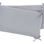 Zwei graue rechteckige "Bettumrandung Nestchen Musselin grau Punkte" von KraftKids mit weißen Punkten und Eckbändern, aus 100% Baumwollmusselin, überlappend auf weißem Grund.