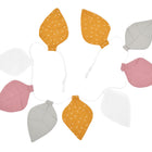 Die Wimpelkette Musselin senf grau rosa von KraftKids besteht aus handgenähten Stoffblättern in Gelb, Grau, Weiß und Pink. Jede Blattgirlande hängt an einer weißen Kordel - perfekt als Kinderzimmer-Girlande.