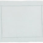 Die quadratische KraftKids Krabbeldecke Musselin in der Farbe Grün mit goldenen Punkten ist mit einem gepolsterten, weichen Rand aus Polyestervlies ausgestattet, der für Komfort sorgt.