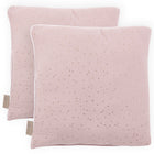 Zwei hellrosa Kissenbezüge von KraftKids in Musselin mit goldenen Punkten und weißer Paspelierung, leicht überlappend auf weißem Hintergrund - ideal als stilvolle Ergänzung für jede Bettwäschekollektion.