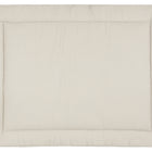 Die KraftKids Krabbeldecke Leinen Natur Braun ist eine quadratische, cremefarbene Polstermatte mit dickem Rand und weicher Oberfläche - perfekt für den Einsatz als Wickeltisch oder gepaart mit einem Leinen Körbchen.