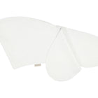 Eine weiße Baumwoll-Wickeldecke mit einem minimalistischen Design, das flach wie Schmetterlingsflügel auf Weiß liegt - perfekt, um mit dem KraftKids Stillkissenbezug Leinen leicht grünes Weiß für stilvolle Akzente im Kinderzimmer zu kombinieren.