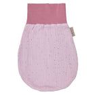 Der KraftKids Strampelsack Frühling Sommer Musselin hat einen zartrosa Stoff mit goldenen Punkten und ein dunkleres rosa dehnbares Band an der Oberseite sowie einen kleinen Stoffanhänger an der Seite.