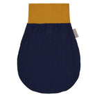 Der KraftKids Strampelsack Herbst Winter Musselin dunkelblau ist ein kuscheliger Babywickelsack mit einem dehnbaren senfgelben Oberteil und einem weichen, strukturierten marineblauen Unterteil - perfekt, um Ihr Kleines warm und kuschelig zu halten.
