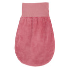 Ein rosafarbener Peelinghandschuh mit gerippter Textur und glattem, elastischem Bündchen, inspiriert vom weichen Material des KraftKids Strampelsack Frühling Sommer Cord Breitcord Rosa, flach auf weißem Hintergrund dargestellt.