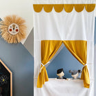 Das KraftKids Puppentheater Kasperletheater Doppelkrepp Gelb Senf mit Teleskopstange steht vor einer blau-weißen Wand. Strohlöwen-Gesicht, Zeichentafel und bunte "ZOE"-Buchstaben runden das Bild ab.