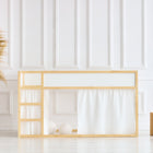 Eine minimalistische Einrichtung mit einer geflochtenen Vase aus Pampasgras, einem leichten Holzrahmen, zwei Holzblöcken, weiß getäfelten Wänden und KraftKids Hochbettvorhänge Set 2+1 Musselin goldene Punkte auf Weiß passend für Kura Bett.