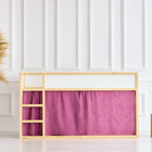Ein minimalistisches Kinderhochbett mit hellem Holzrahmen und eingebauter Leiter wird mit dem Hochbettvorhänge Set 2+1 Musselin purpur von KraftKids für Kura Bett vor einer weiß getäfelten Wand mit Pampasgras und zwei Holzhockern in Szene gesetzt.